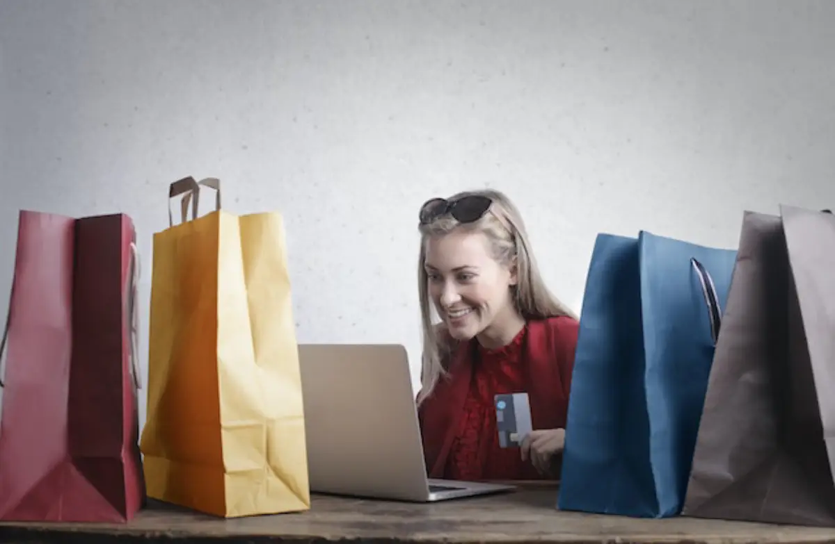 mulher sorrindo com sua vendas online